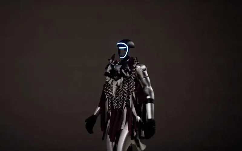 A humanoid steals Shanghai Fashion Week